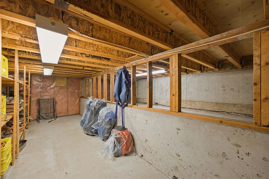1611 Lynn Valley Road North Vancouver, BC - 23