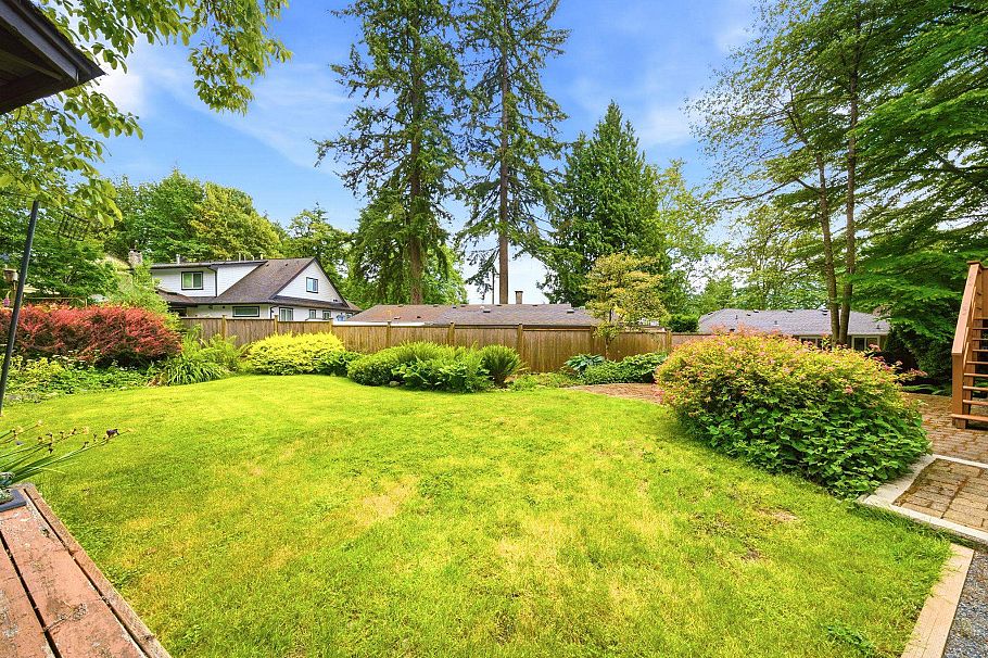 1611 Lynn Valley Road North Vancouver, BC - 37