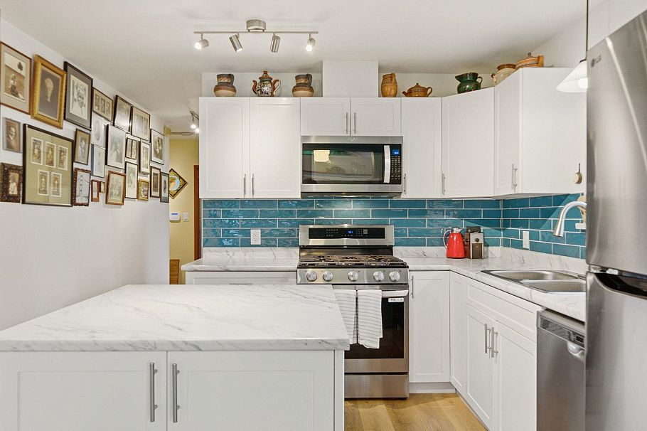 1611 Lynn Valley Road North Vancouver, BC - 11