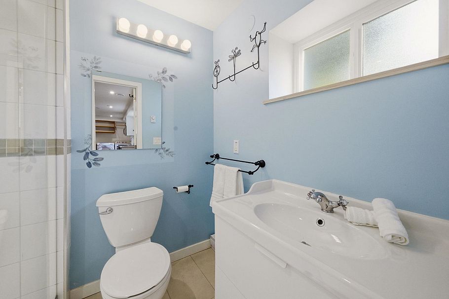 1611 Lynn Valley Road North Vancouver, BC - 12
