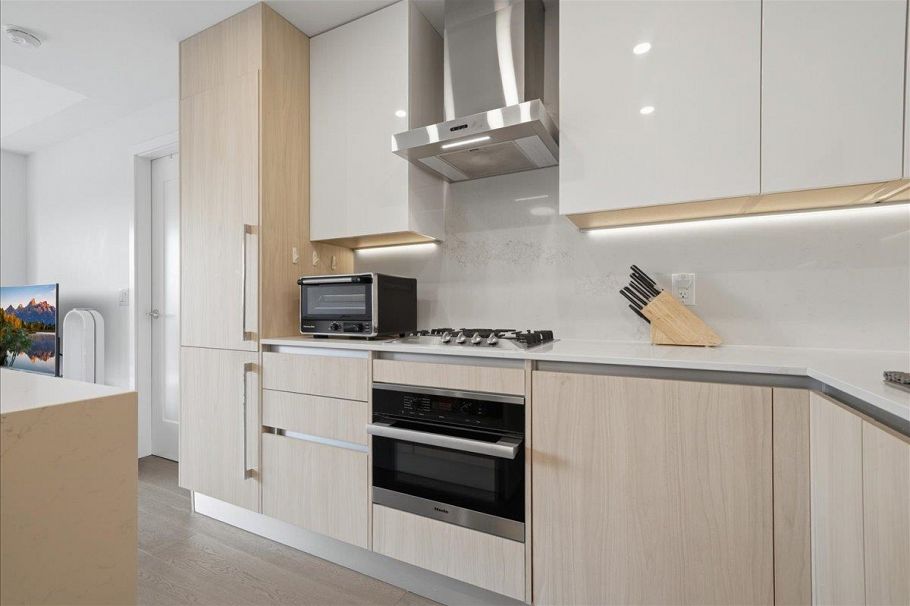 303 477 W 59th Avenue Vancouver, BC - 4