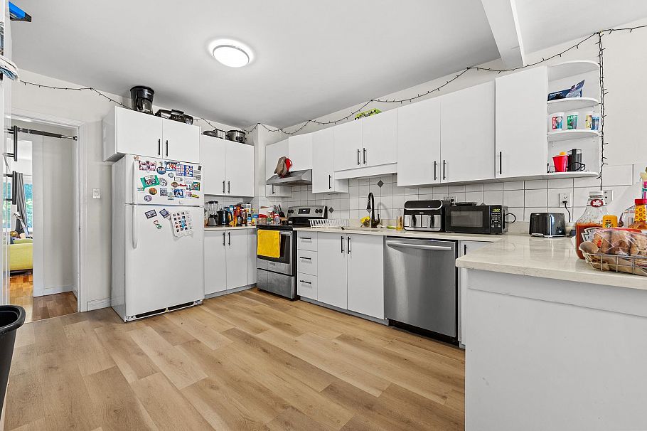 3279 W 11th Avenue Vancouver, BC - 9