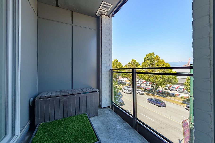 323 1588 E Hastings Street Vancouver, BC - 6