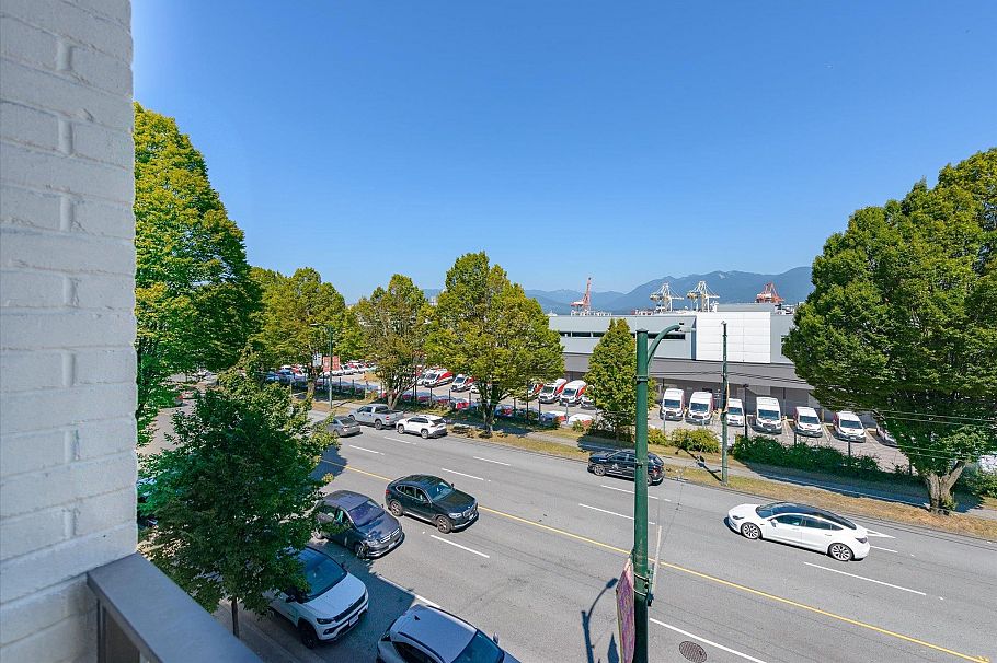 323 1588 E Hastings Street Vancouver, BC - 7