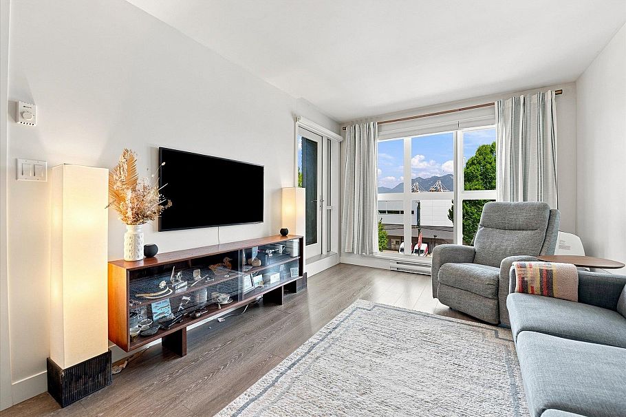 323 1588 E Hastings Street Vancouver, BC - 1