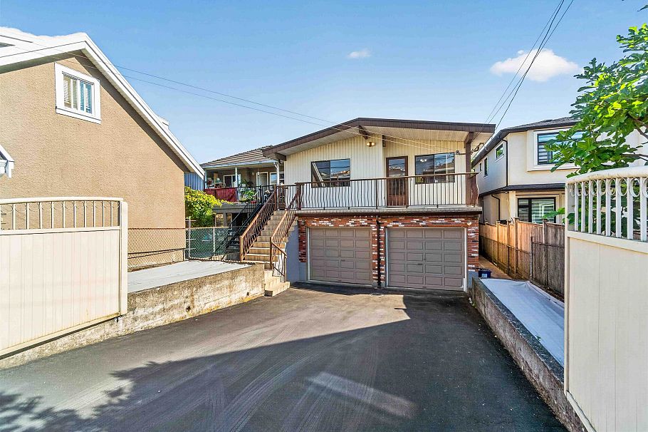 2739 E 8th Avenue Vancouver, BC - 40