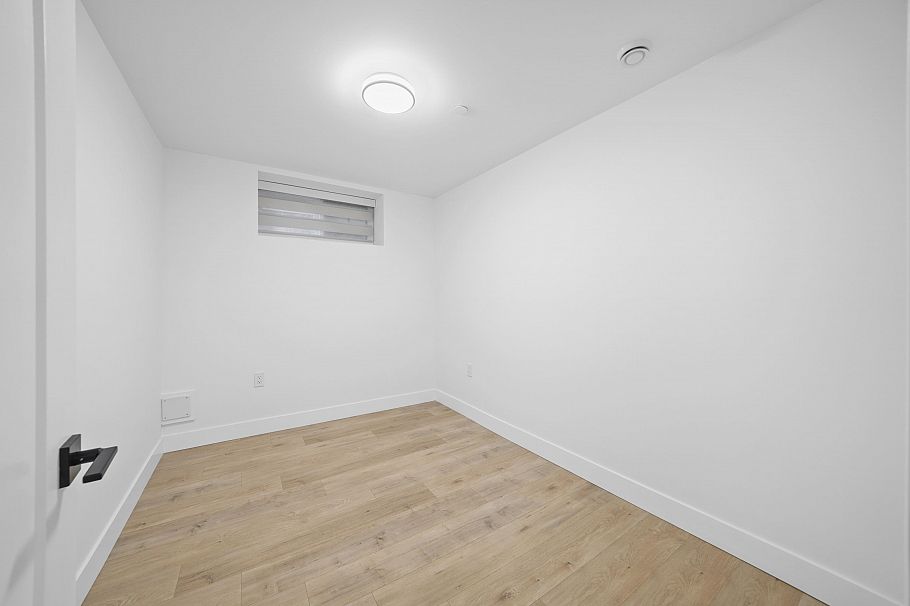 2995 E 17th Avenue Vancouver, BC - 25