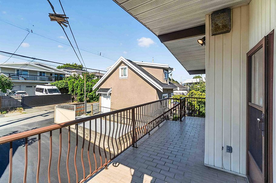 2739 E 8th Avenue Vancouver, BC - 37