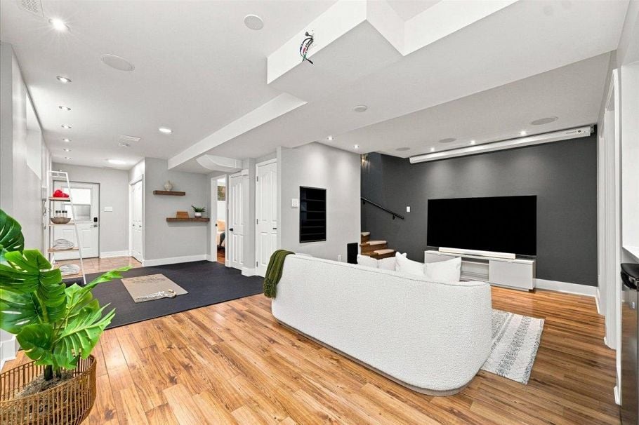 223 W 19th Street North Vancouver, BC - 19