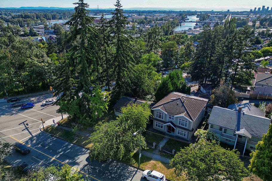 8287 Victoria Drive Vancouver, BC - 8