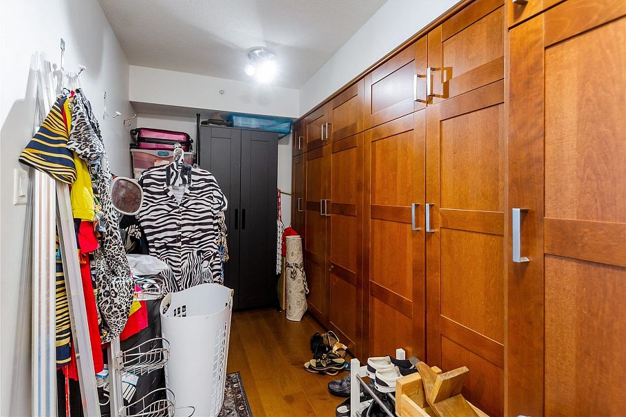 302 188 E Esplanade North Vancouver, BC - 3