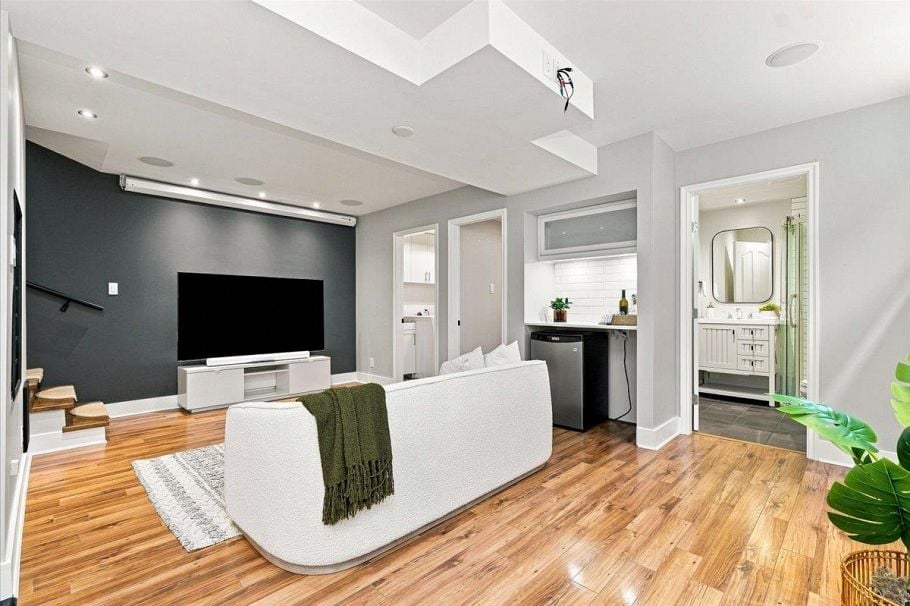 223 W 19th Street North Vancouver, BC - 17