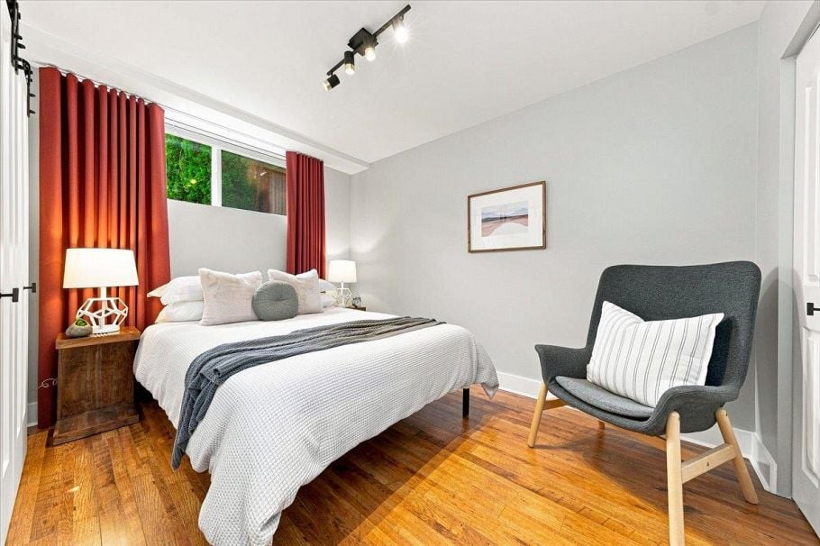 223 W 19th Street North Vancouver, BC - 15