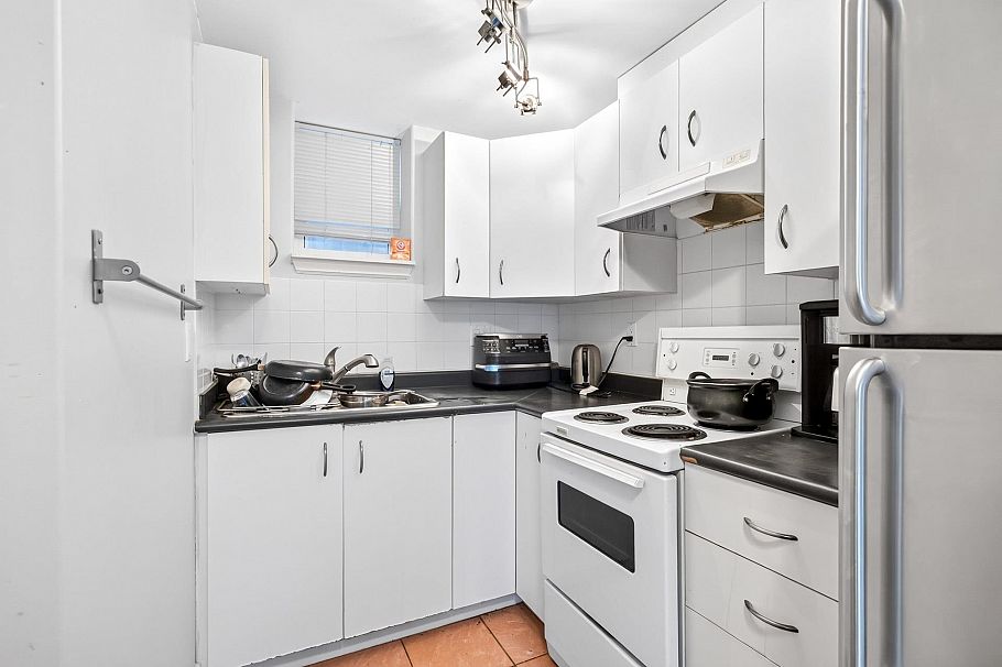 2985 W 16th Avenue Vancouver, BC - 37