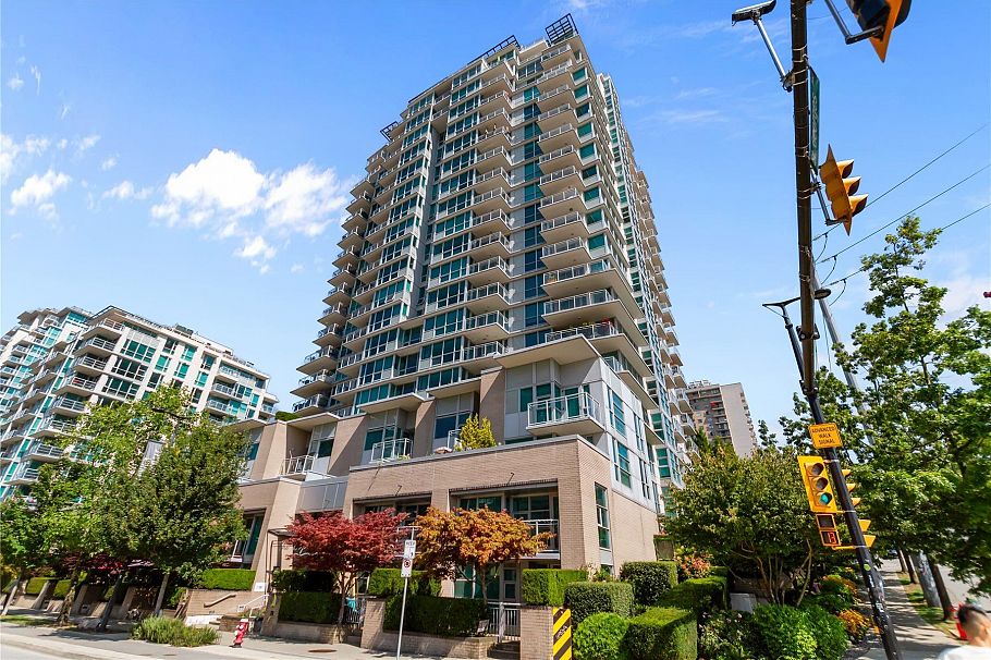 302 188 E Esplanade North Vancouver, BC - 1