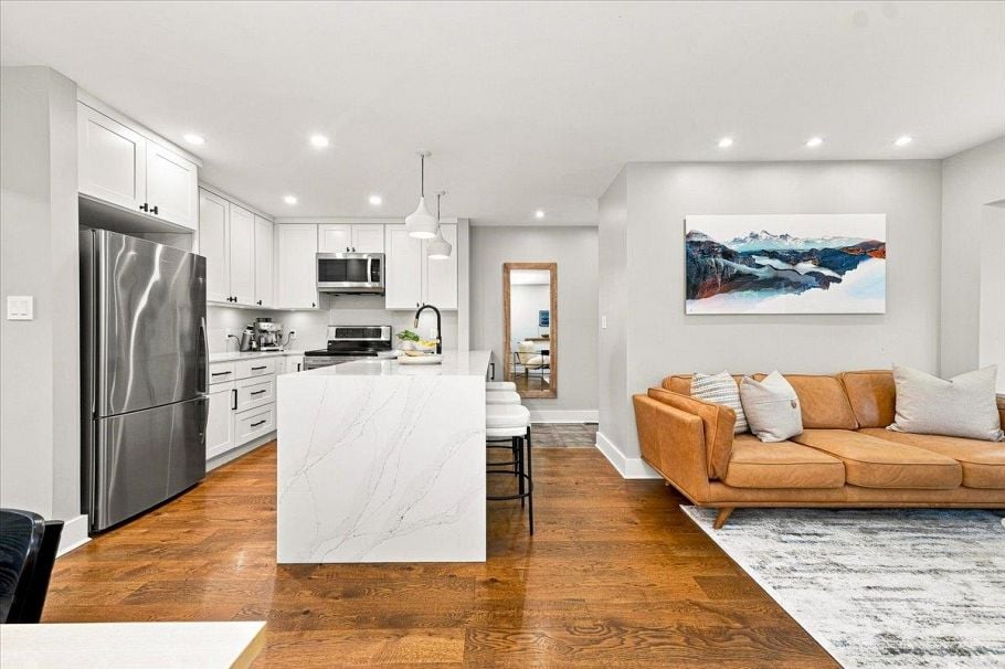 223 W 19th Street North Vancouver, BC - 3