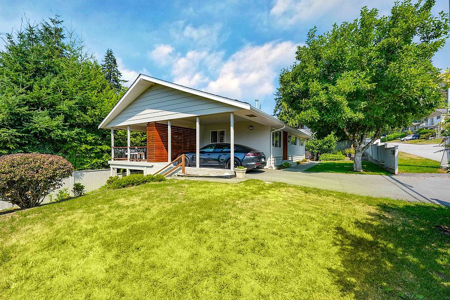 3277 Chesterfield Avenue North Vancouver, BC - 1