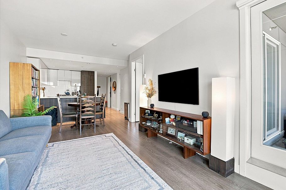 323 1588 E Hastings Street Vancouver, BC - 3