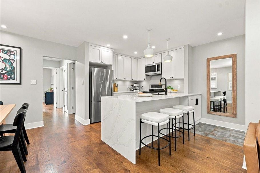 223 W 19th Street North Vancouver, BC - 1