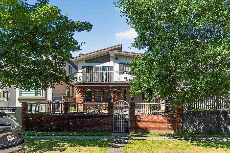 2739 E 8th Avenue Vancouver, BC - 1