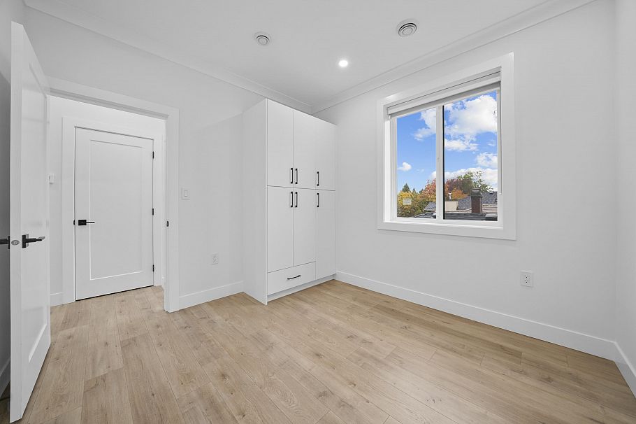 2995 E 17th Avenue Vancouver, BC - 14