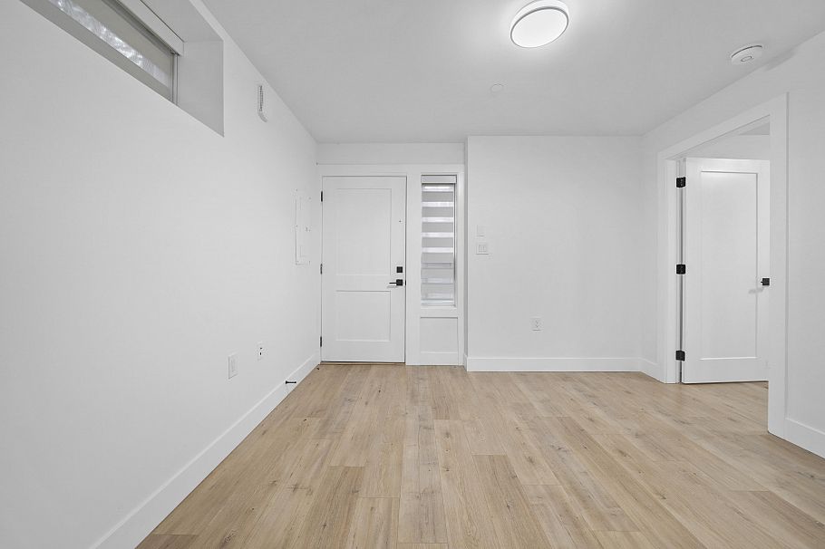 2995 E 17th Avenue Vancouver, BC - 24