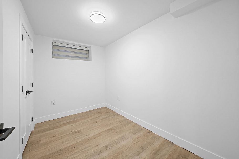 2995 E 17th Avenue Vancouver, BC - 27