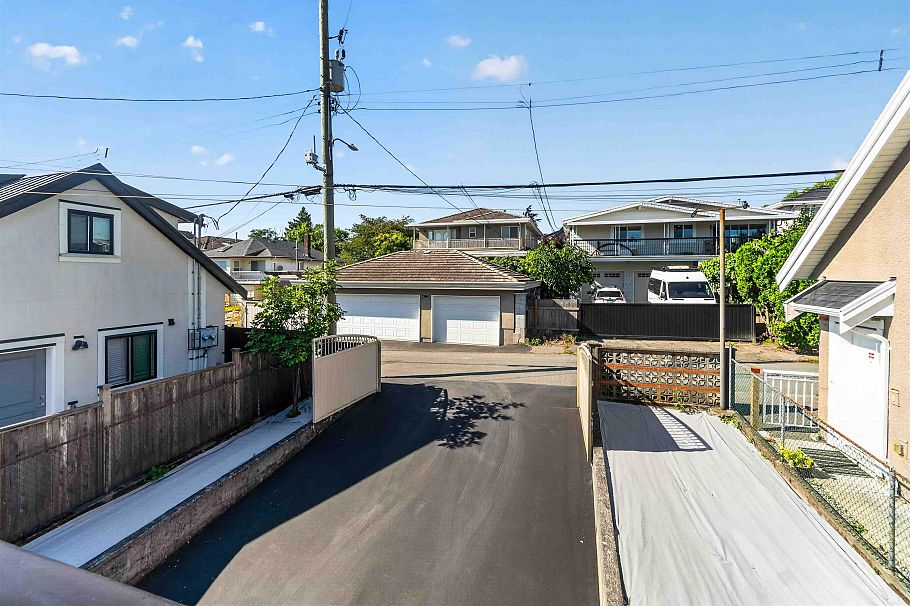 2739 E 8th Avenue Vancouver, BC - 39