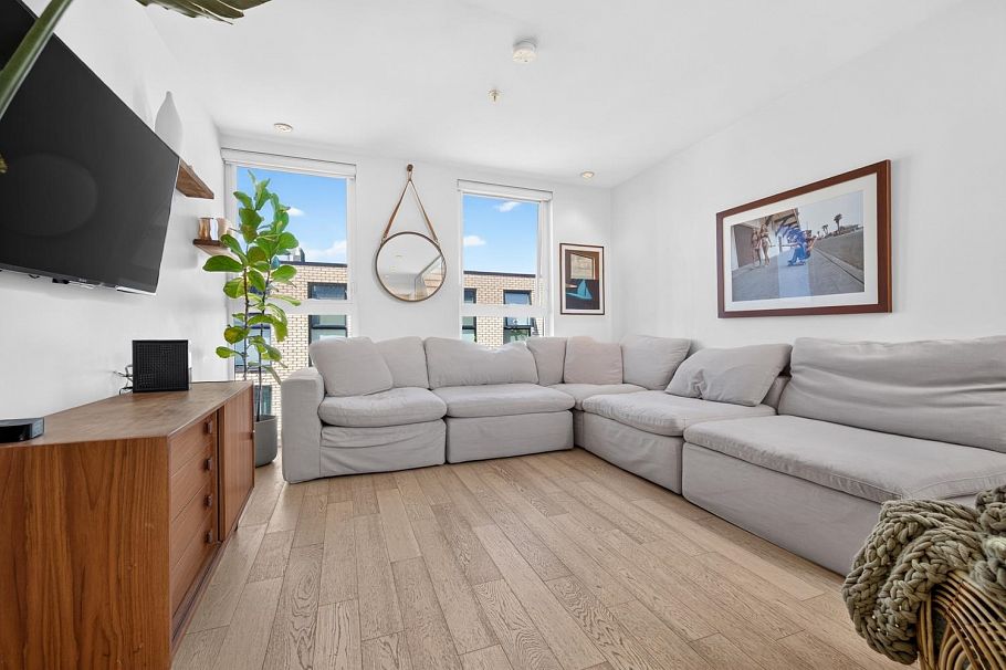 305 1647 E Pender Street Vancouver, BC - 3