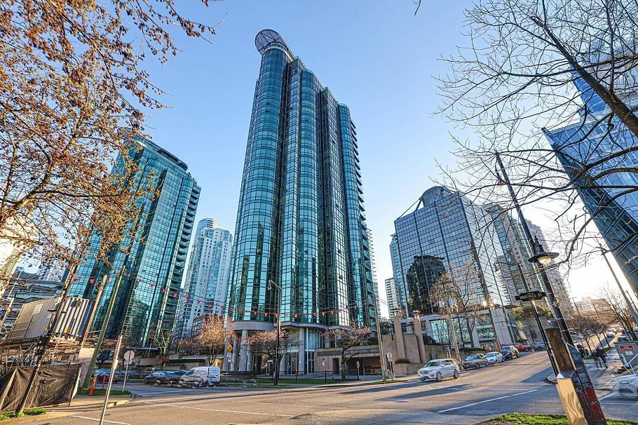 702 588 Broughton Street Vancouver, BC - 1
