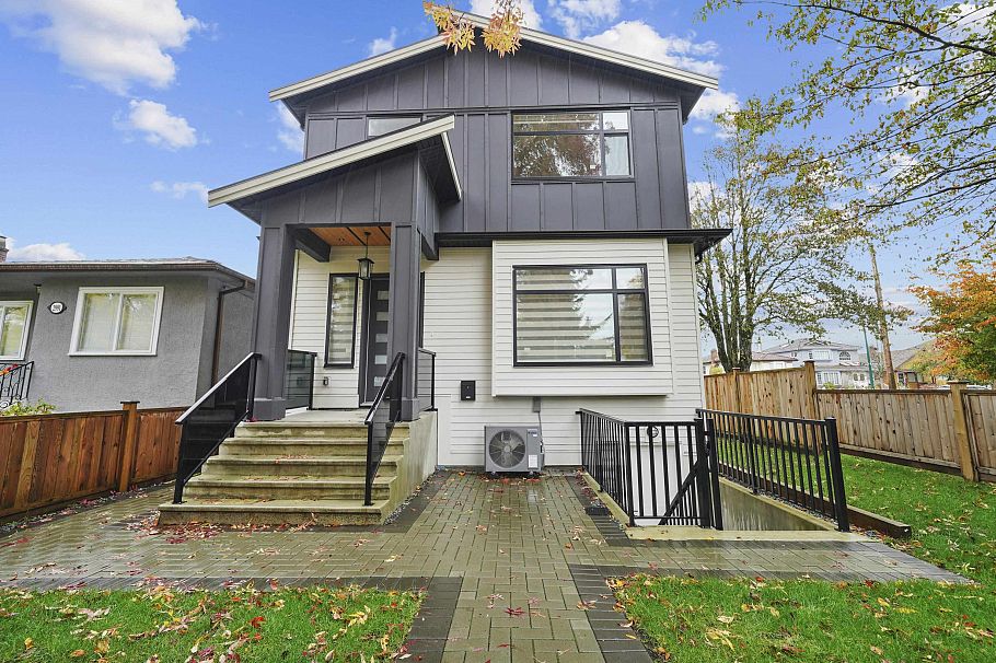 2995 E 17th Avenue Vancouver, BC - 1