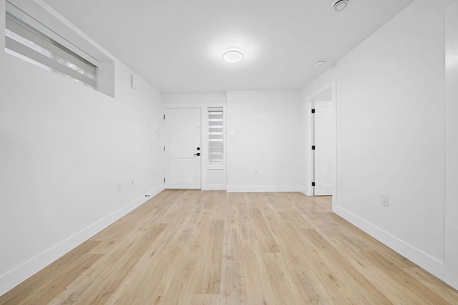 2995 E 17th Avenue Vancouver, BC - 23