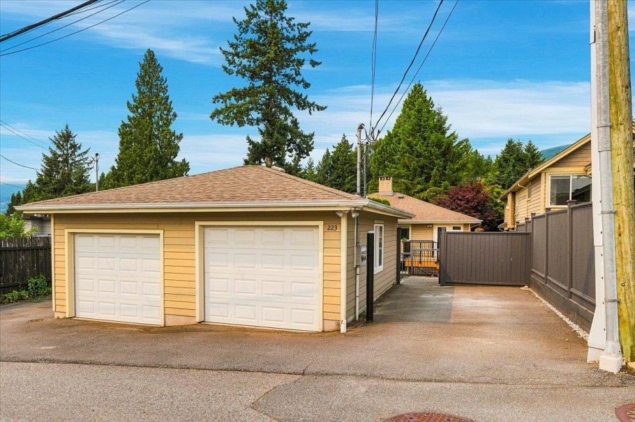 223 W 19th Street North Vancouver, BC - 30