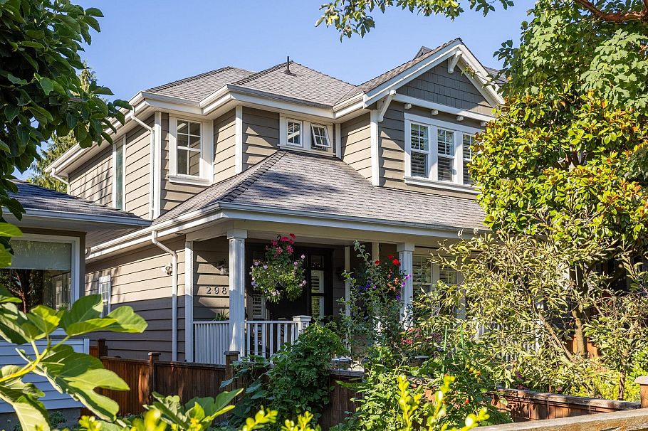 2985 W 16th Avenue Vancouver, BC - 2