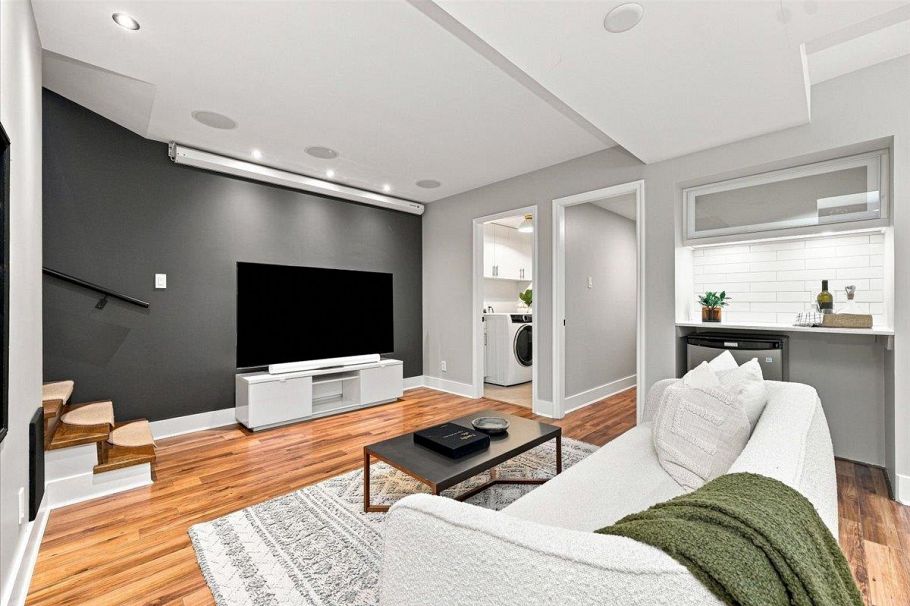 223 W 19th Street North Vancouver, BC - 18