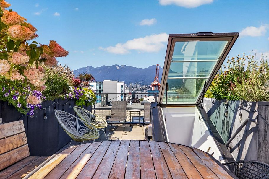 305 1647 E Pender Street Vancouver, BC - 1