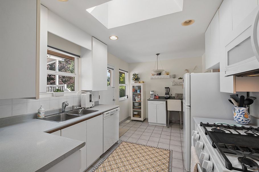854 E 16th Street North Vancouver, BC - 8