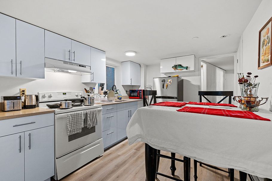 3279 W 11th Avenue Vancouver, BC - 25
