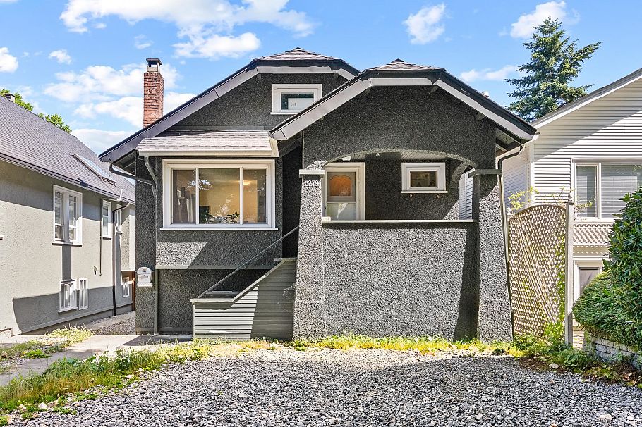 3279 W 11th Avenue Vancouver, BC - 1
