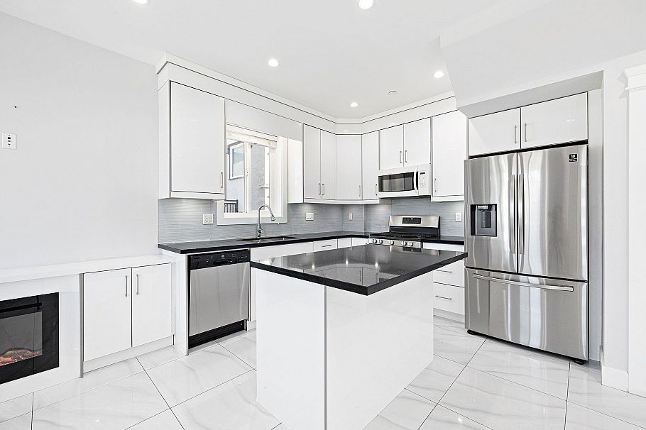 1 2430 E 41 Street Vancouver, BC - 4
