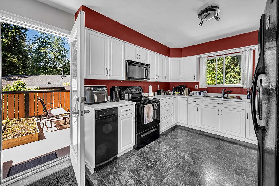 3255 Milton Avenue North Vancouver, BC - 3