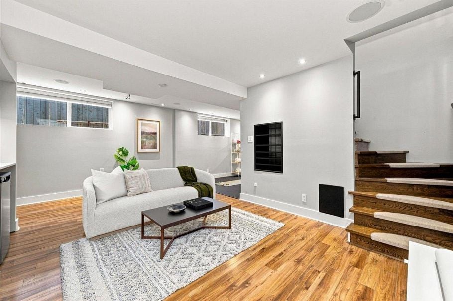 223 W 19th Street North Vancouver, BC - 16