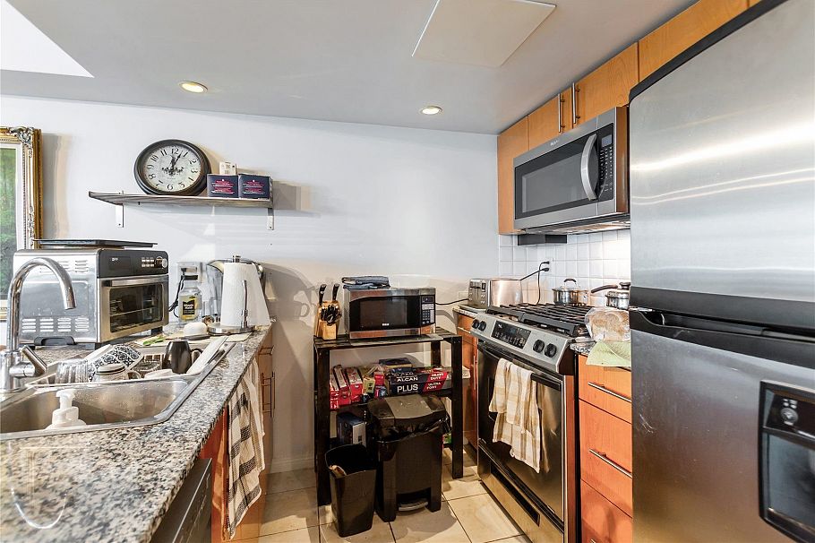 302 188 E Esplanade North Vancouver, BC - 11