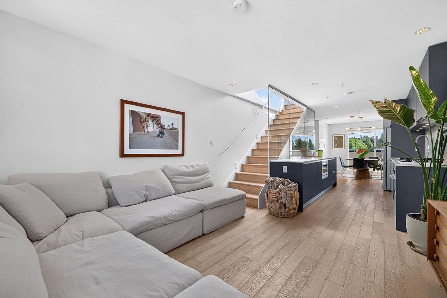 305 1647 E Pender Street Vancouver, BC - 4