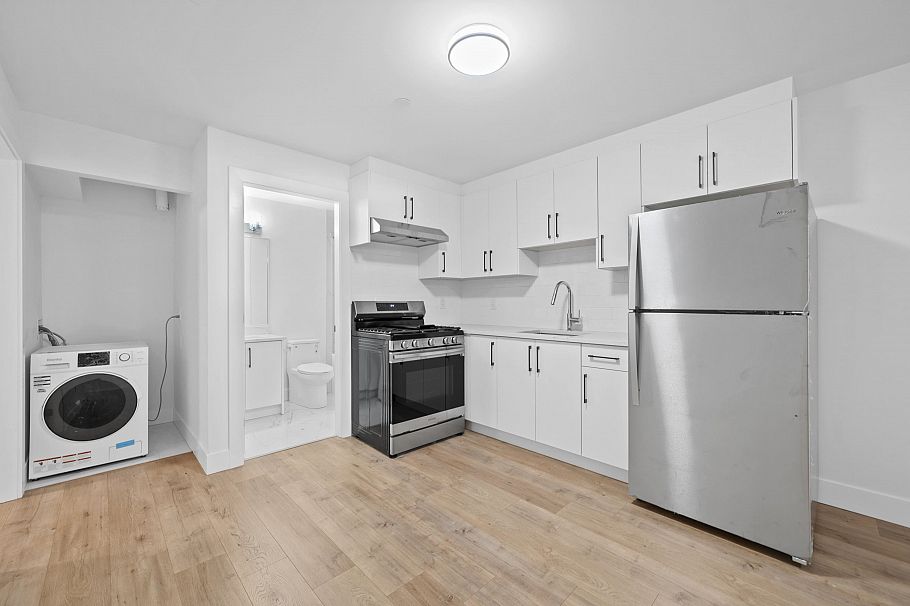 2995 E 17th Avenue Vancouver, BC - 30