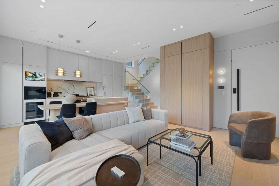 2 2935 W 15th Avenue Vancouver, BC - 2
