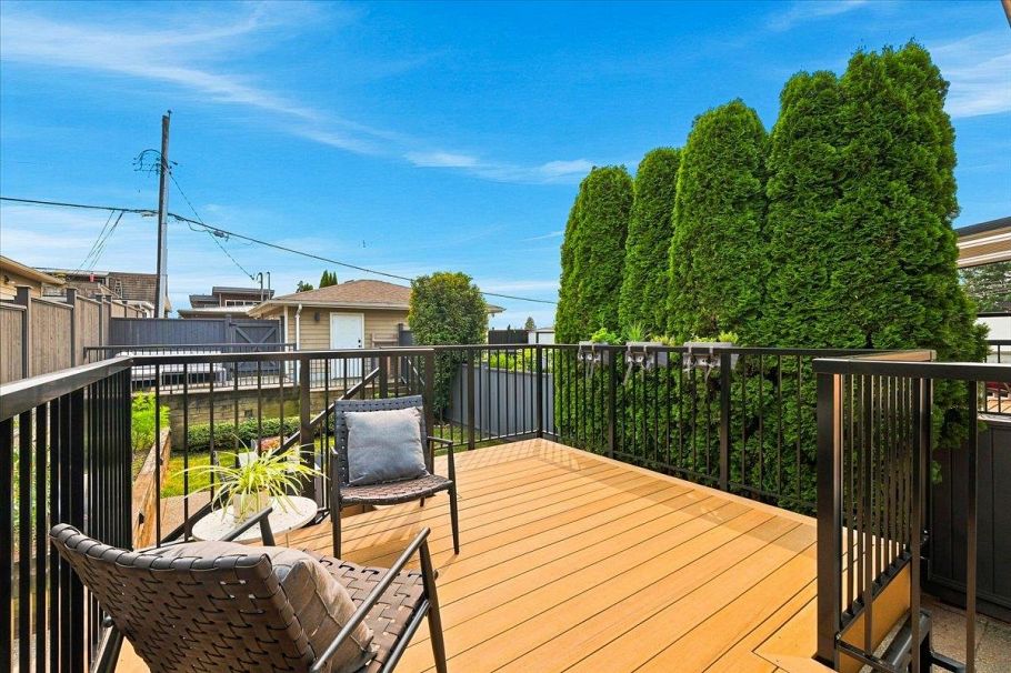 223 W 19th Street North Vancouver, BC - 25