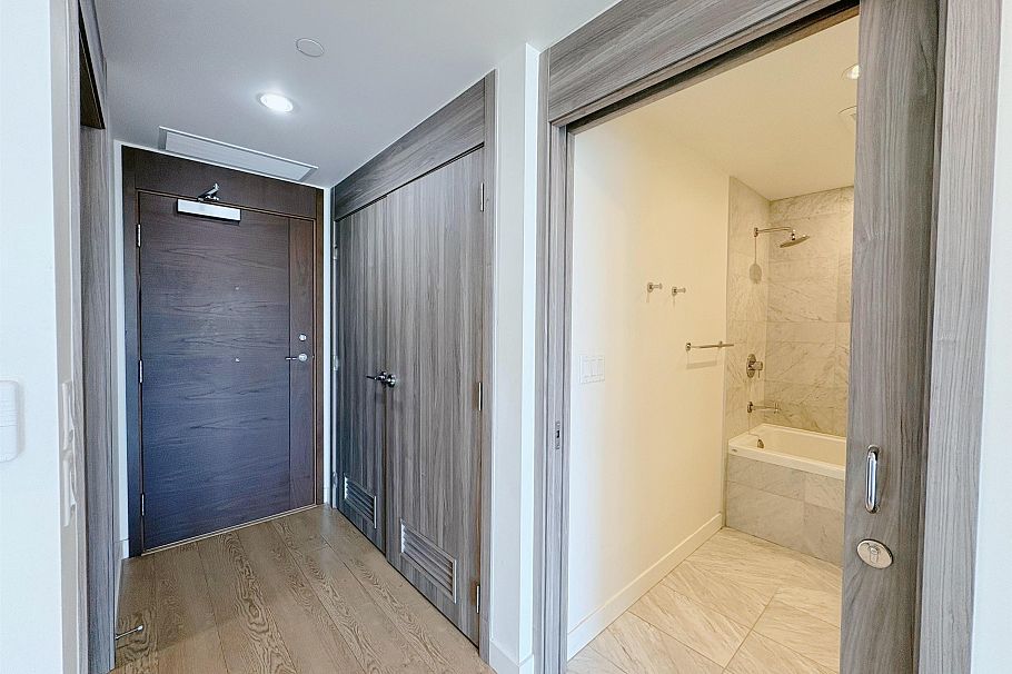 886 87 Nelson Street Vancouver, BC - 5
