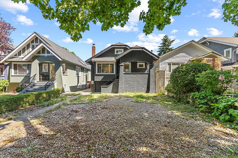 3279 W 11th Avenue Vancouver, BC - 4