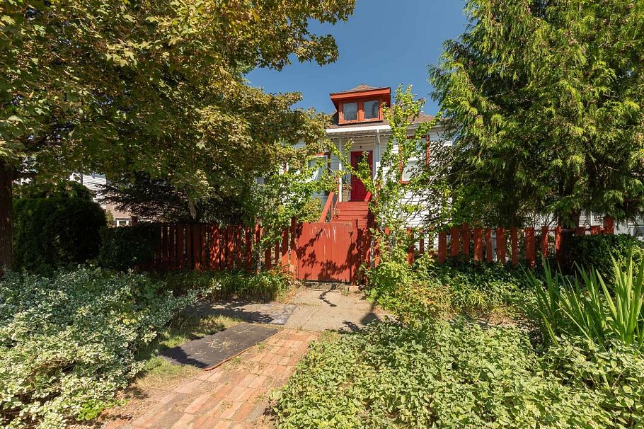 309 E Woodstock Avenue Vancouver, BC - 3